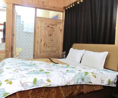 https://imgcld.yatra.com/ytimages/image/upload/t_hotel_yatra_city_desktop/v1437422744/Domestic Hotels/Hotels_Pahalgam/Hotel Golden Residency/BedRoom.jpg